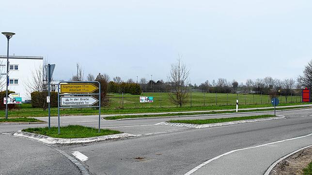 Auf diesem Grundstück entlang der L&nbsp;218 in Richtung Albstadt beabsichtigt der Lebensmitteleinzelhändler Rewe neben den Firma ...