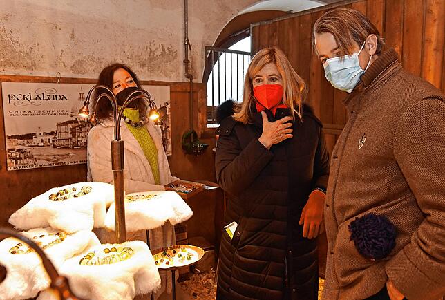Maximiliane Fürstin zu Fürstenberg (Mitte) und Christian Erbprinz  zu Fürstenberg (rechts) bummeln durch die Fürstenberg Weihnachtswelt.