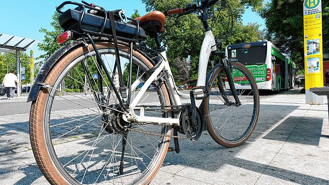 Ein Fahrrad am ZOB in Überlingen.
