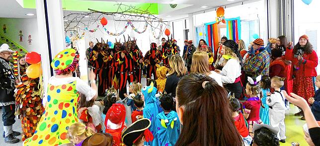 Die Düfelsgilde des Narrenvereins mit anderen Narren bei der Befreiung der Kindergartenkinder im Homberg-Kindergarten in Jestetten.
