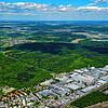 Singen ist der Hauptindustriestandort im Landkreis Konstanz. Die Stadt hat aber auch viel Wald – und mitunter liegen Industrie und Wald ...