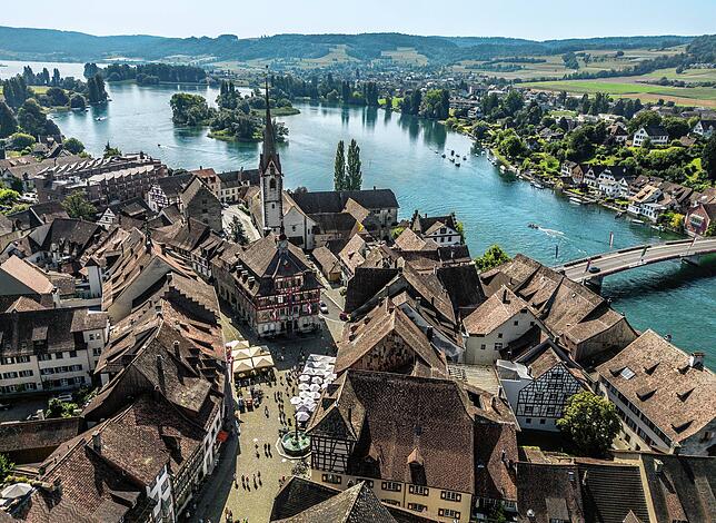 Die Altstadt liegt direkt am Rhein und beeindruckt mit ihren bemalten Häuserfassaden.