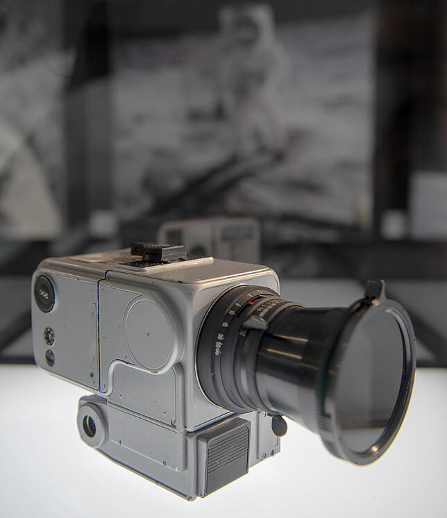 Eine Mittelformatkamera der Marke Hasselblad mit einem Objektiv von Zeiss. Zur Mondlandung entwickelte das Unternehmen spezielle robuste ...