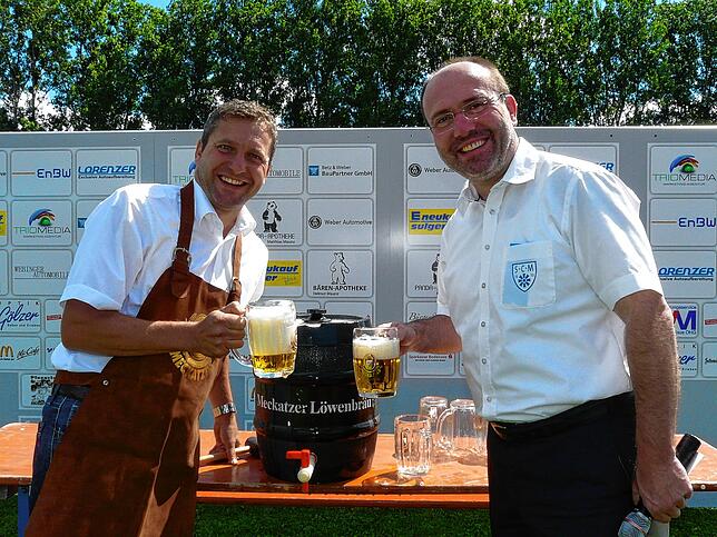 Auch das war eine seiner Aufgaben: Aufs Gelingen des Markdorf-Cups 2012 stießen Thomas Braun (links) und Gerhard Klank an.