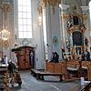 Mit Abstand: Blick in den Gottesdienst in der katholischen Kirche Tiengen, Pfarrer Ulrich Sickinger zelebriert ohne Ministranten.