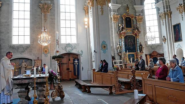 Mit Abstand: Blick in den Gottesdienst in der katholischen Kirche Tiengen, Pfarrer Ulrich Sickinger zelebriert ohne Ministranten.