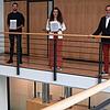 Gruppenaufnahme zu Corona-Zeiten nach der Verleihung der Urkunden an die drei Stipendiaten der Volksbank-Hochrheinstiftung (von links): ...