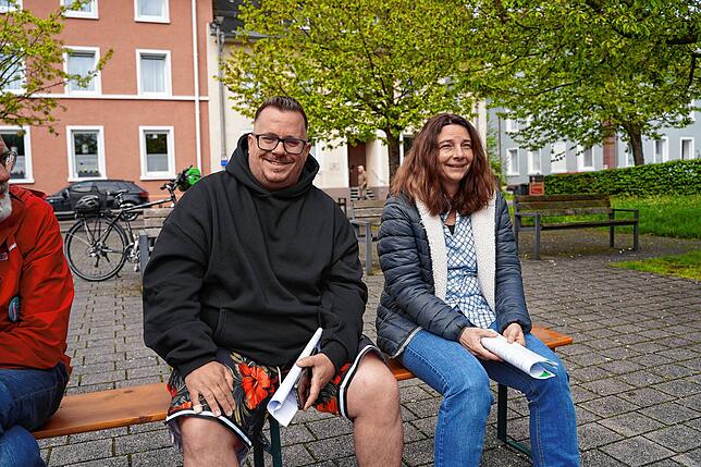 Die Fraktionsvorsitzenden Nicola Schurr von der SPD und Ulrike Salat von den Grünen sind aufmerksame Zuhörer.