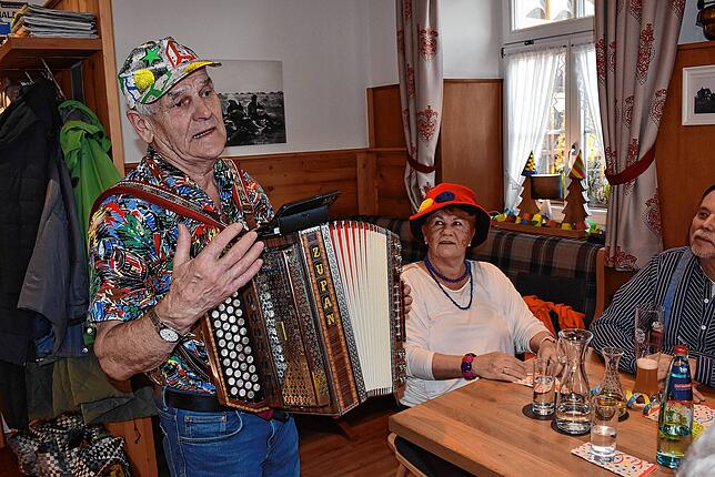 Hansjörg Dörflinger brachte wieder musikalisch neue Verse auch aus dem Brendener Geschehen mit.