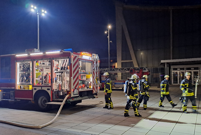 Die Feuerwehr Friedrichshafen probte am Dienstag bei einer Übung im Sportbad den Ernstfall.
