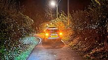 In der Nacht auf Donnerstag, 28. November, sind Polizei, Feuerwehr, DLRG sowie ein Hubschrauber im Einsatz.