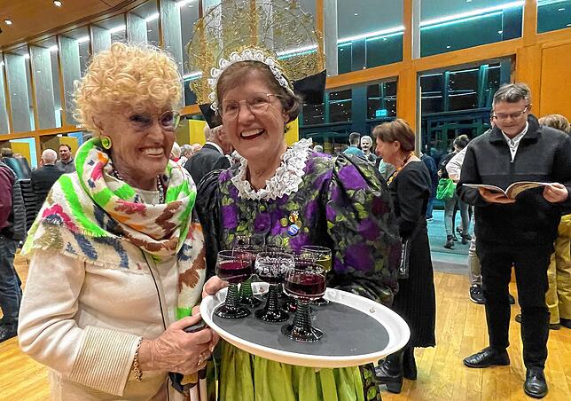 Sie war einst die erste Frau im Owinger Gemeinderat: Die jetzige Überlingerin Elisabeth Hornstein (links) mit Hedwig Petautschnig in der ...