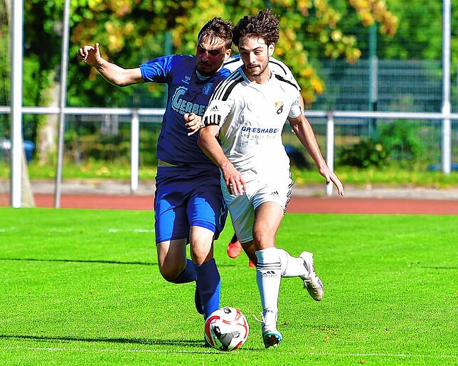 Neue Aufgabe: Luca Malzacher (vorn, gegen Hannes Selz von den SF Schliengen) aus Rüßwihl hat den SV 08 Laufenburg verlassen und spielt ...