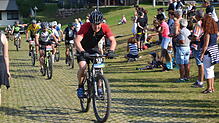 Ihr schafft das! Beim Schwarzwald-Bike-Marathon werden Fahrer Jahr für Jahr von zahlreichen Zuschauern angefeuert. Bild: Junkel