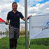 Jan Blessing, Schwimmmeister im Konstanzer Strandbad Hörnle, zeigt die zwei wichtigsten Flaggen, die im Schwimmbad am Bodenseeufer wehen ...