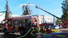 Volles Rohr vom Drehleiterfahrzeug. Die Feuerwehrübung bei der Firma Primion ist sehr anspruchsvoll. Es müssen heikle Aufgaben bewältigt ...
