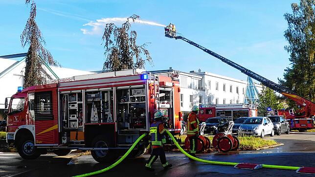 Volles Rohr vom Drehleiterfahrzeug. Die Feuerwehrübung bei der Firma Primion ist sehr anspruchsvoll. Es müssen heikle Aufgaben bewältigt ...