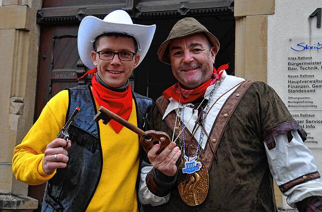 Die Knarre half Lucky Luke nicht: Robin Hood Markus Löffel (rechts) hat den Rathausschlüssel unter Applaus der Narren von Bürgermeister ...