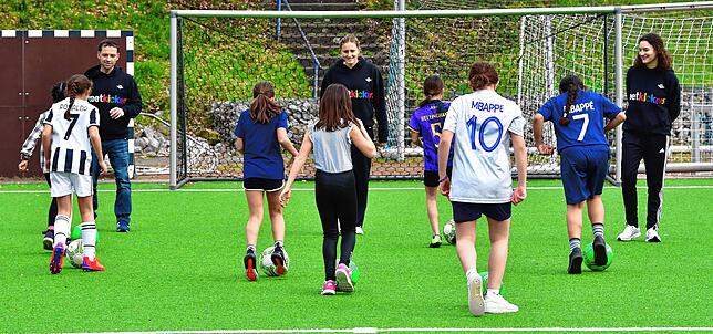 Spaß beim Fußball: Die Kinder der Neumattschule Stetten freuen sich ebenso wie Schulleiter Günther Streit (links, hinten) über das von ...