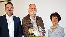 Nach mehr als 40 Jahren als Leiter des Todtmooser Rechnungsamtes wird Uwe Bonow (Mitte) in den Ruhestand verabschiedet. Bürgermeister ...