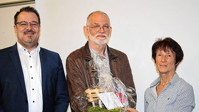 Nach mehr als 40 Jahren als Leiter des Todtmooser Rechnungsamtes wird Uwe Bonow (Mitte) in den Ruhestand verabschiedet. Bürgermeister ...