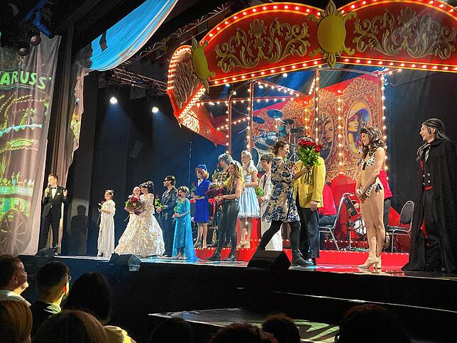 Bild 3: Gute Laune bei der Premiere des Musical-Karussells im Gloria-Theater