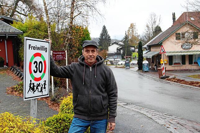 Christian Kronenbitter mit dem Freiwillig-Tempo-30 Schild, welches er auf seinem Grundstück in Öhningen-Schienen aufgestellt hatte. Das ...