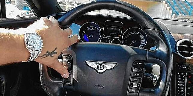 So zeigte sich Sado S. gerne in Sozialen Medien: Diamentebesetze Luxus-Uhr, die Hand am Steuer es Bentleys.