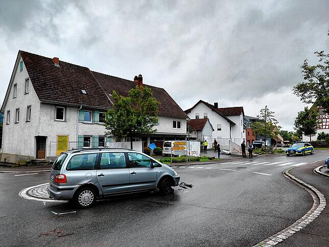 Ein Auto ist in ein Gebäude an der Bohlinger Dorfstraße im Singener Ortsteil Bohlingen gefahren.
