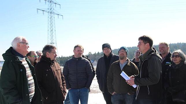 Stadt- und Ortschaftsräte sowie Anwohner lassen sich von Bernhard Wieland, Geschäftsführer von DGE Wind die Windkraftanlagen auf dem ...