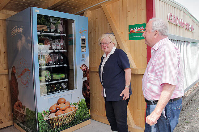 Wilma und Manfred Waller wohne nmur wenige Meter entfernt von der Regio-Box. Neugierig inspizieren sie bei einem Spaziergang das Angebot.