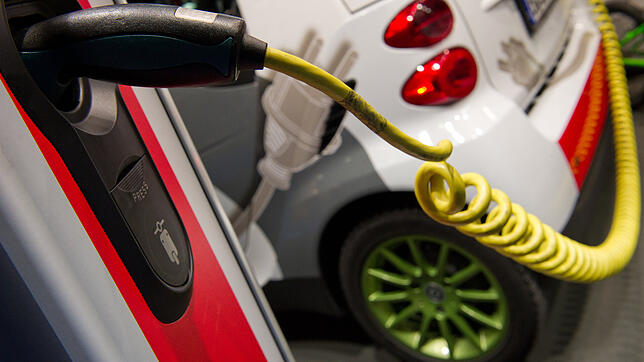 Elektroautos haben immer noch nicht den Durchbruch auf den deutschen Straßen geschafft. Das liegt zum einen am dünnen Netz an ...