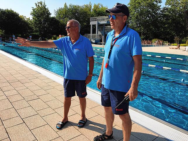 Die beiden Vorsitzenden der DLRG Gottmadingen, Christof Ruh und Bernd Kammerlander, stehen vor dem Vereinsheim im Höhenfreibad. Hier ...