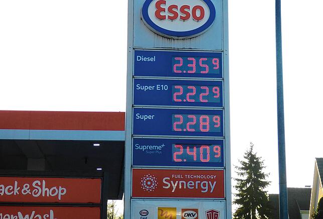 Die Spritpreise haben längst die 2-Euro-Grenze überschritten. Donnerstagmorgen um 7.30 Uhr kostete der Liter Diesel fast 2,36 Euro an ...