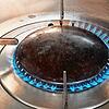 Kochen auf kleiner Flamme: Wer jetzt Energie spart, hilft auch großen Firmen durch die Krise zu kommen.