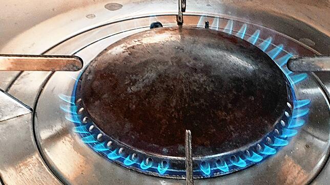 Kochen auf kleiner Flamme: Wer jetzt Energie spart, hilft auch großen Firmen durch die Krise zu kommen.