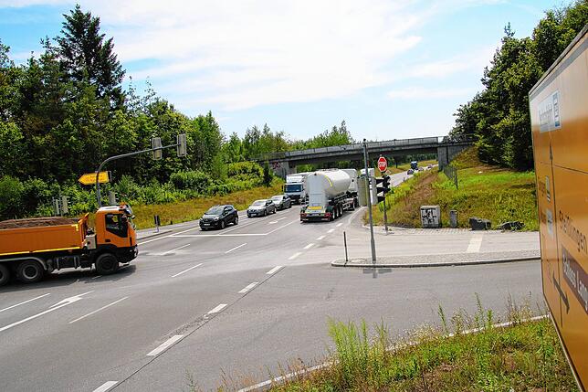 Kreuzung auf der Bundesstraße 34: Links zweigt die Auffahrt zur B 33 ab, rechts ist die Einfahrt zum Kieswerk von Meichle und Mohr, ...