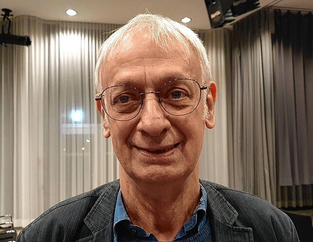 Winfried Wolf, prominenter S-21-Gegner, kam zur Vernissage nach Überlingen. Er ist Produzent des Gietinger-Films „Das trojanische ...
