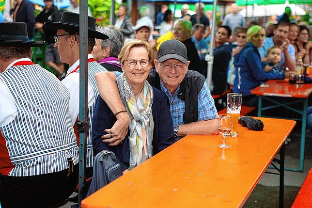 Bild 10: Frühschoppen und Flohmarkt locken die Besucher – so endet das Dingelsdorfer Herbstfest 2024