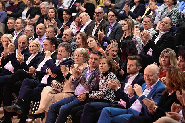 Etwa 400 Gäste waren bei der Abendveranstaltung zum Singener Wirtschaftsforum in der Stadthalle dabei.