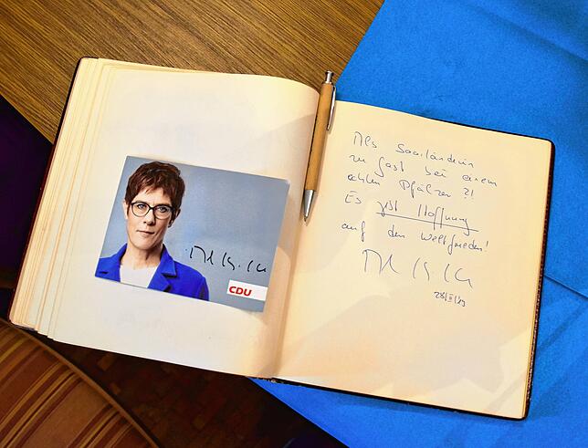 Bild 38: Bilder von AKK bei der Brauchtumsvorführung und gemeinsam mit Bürgern, die Geschenke hatten