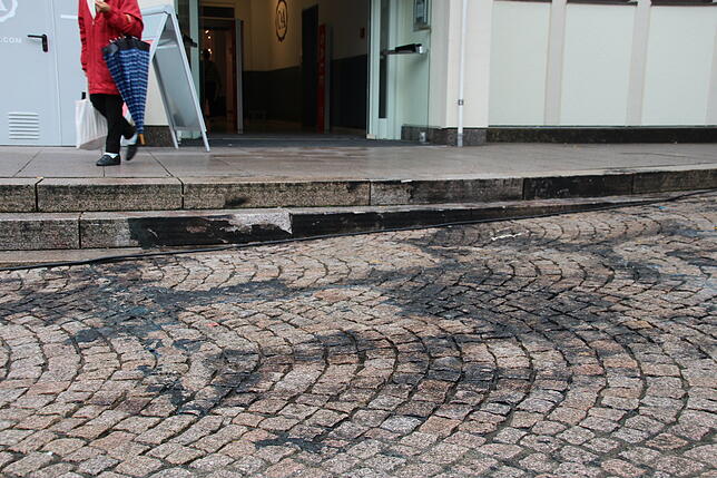Direkt vor dem Eingang zu einem großen Bekleidungsgeschäft stand der Verkaufsstand, der in der Nacht zu Freitag vermutlich durch ...