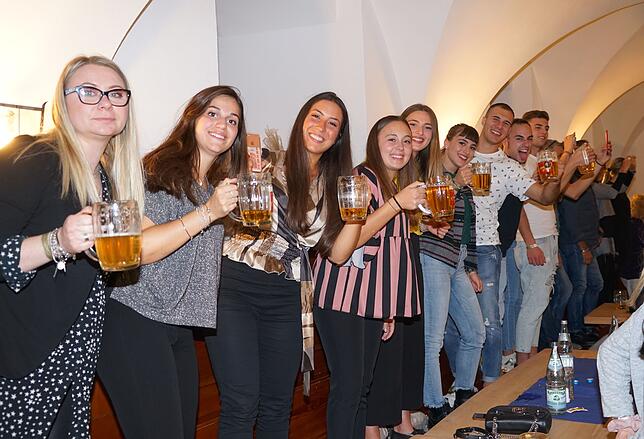 Deutsches Bier lieben die Freundinnen und Freunde aus San Gimignano sehr. Das Bild stammt von der Samstagsparty im Ratskeller.