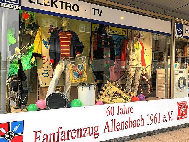 Zudem gibt es in Fenstern des Adlers, des Narrenstübles und von Elektro Wehrle eine närrische Ausstellung.