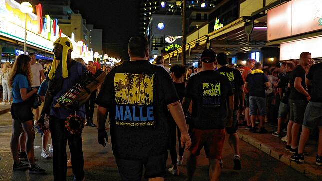 Die Schinkenstraße im so genannten Ballermann-Viertel auf Mallorca. Die Polizei ermittelt gegen einen Türsteher, der deutsche Touristen ...