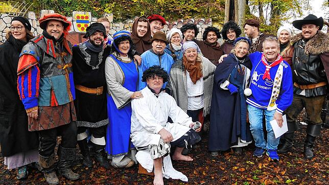 Das närrische Theaterteam der Rattlinger brachte am Martinisamstag auf Burg Rosenegg ihr zahlreiches Publikum zum Lachen.