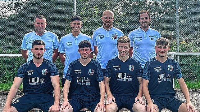 hinten von links Michael Fischer (Spielausschussvorsitzender), Marco Effinger (Trainer-Team), Roman Riegger (erster Trainer), Patrick ...