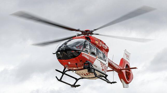 Ein Arbeiter ist in Todtnau (Kreis Waldshut) mit einem Baustellen-Fahrzeug umgekippt und wurde mit einem Rettungshubschrauber ins ...
