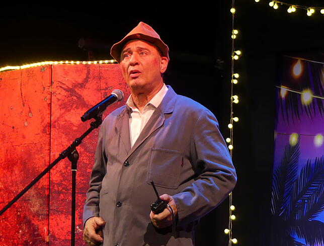 Tom Gerhardt in seiner wohl bekanntesten Rolle des „Hausmeister Krause“ im Gloria Theater in Bad Säckingen aufgetreten. (14. März 2024)
