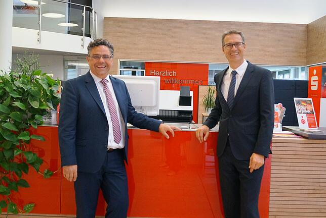 Der Vorstandsvorsitzende der Sparkasse Salem-Heiligenberg, Ralf Bäuerle (rechts), und sein Stellvertreter Wolfgang Müller setzen auf ...